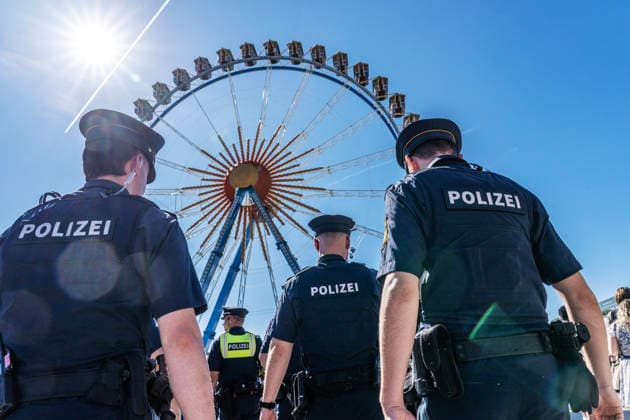 Oktoberfest 2026, Polizeistreife auf der Festwiese, Riesenrad, München, 19. September 2026 Deutschland, München, 19. September 2026, Oktoberfest 2026, Polizeistreife vor dem Riesenrad, etwa 600 Polizisten und Polizistinnen sorgen für Sicherheit auf der Wiesn Wiesn-Start bei Temperaturen bis 24 Grad, Samstagmittag um 12:30 Uhr, bestes Wiesnwetter, typisch bayerisch, Volksfest, Bayern,