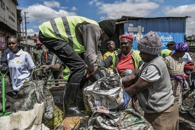 World Cleanup Day event in Kenya NAIROBI, KENYA - SEPTEMBER 19: Participants collect waste consisting of plastic, metal and glass as part of World Cleanup Day activities to raise awareness of environmental and marine pollution in Kibera, one of Africa s largest informal settlements in Nairobi, Kenya, on September 19, 2026. Gerald Anderson Anadolu Nairobi Kenya. Editorial use only. Please get in touch for any other usage.  Copyright: x2026xAnadoluxGeraldxAndersonx