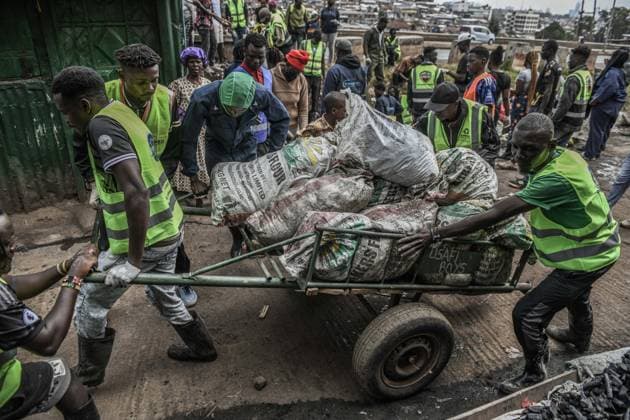World Cleanup Day event in Kenya NAIROBI, KENYA - SEPTEMBER 19: Participants collect waste consisting of plastic, metal and glass as part of World Cleanup Day activities to raise awareness of environmental and marine pollution in Kibera, one of Africa s largest informal settlements in Nairobi, Kenya, on September 19, 2026. Gerald Anderson Anadolu Nairobi Kenya. Editorial use only. Please get in touch for any other usage.  Copyright: x2026xAnadoluxGeraldxAndersonx
