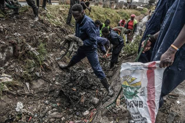 World Cleanup Day event in Kenya NAIROBI, KENYA - SEPTEMBER 19: Participants collect waste consisting of plastic, metal and glass as part of World Cleanup Day activities to raise awareness of environmental and marine pollution in Kibera, one of Africa s largest informal settlements in Nairobi, Kenya, on September 19, 2026. Gerald Anderson Anadolu Nairobi Kenya. Editorial use only. Please get in touch for any other usage.  Copyright: x2026xAnadoluxGeraldxAndersonx