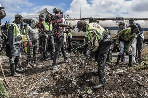 World Cleanup Day event in Kenya NAIROBI, KENYA - SEPTEMBER 19: Participants collect waste consisting of plastic, metal and glass as part of World Cleanup Day activities to raise awareness of environmental and marine pollution in Kibera, one of Africa s largest informal settlements in Nairobi, Kenya, on September 19, 2026. Gerald Anderson Anadolu Nairobi Kenya. Editorial use only. Please get in touch for any other usage.  Copyright: x2026xAnadoluxGeraldxAndersonx