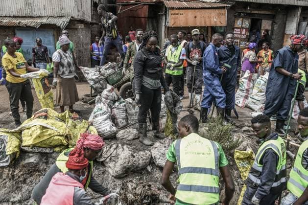World Cleanup Day event in Kenya NAIROBI, KENYA - SEPTEMBER 19: Participants collect waste consisting of plastic, metal and glass as part of World Cleanup Day activities to raise awareness of environmental and marine pollution in Kibera, one of Africa s largest informal settlements in Nairobi, Kenya, on September 19, 2026. Gerald Anderson Anadolu Nairobi Kenya. Editorial use only. Please get in touch for any other usage.  Copyright: x2026xAnadoluxGeraldxAndersonx