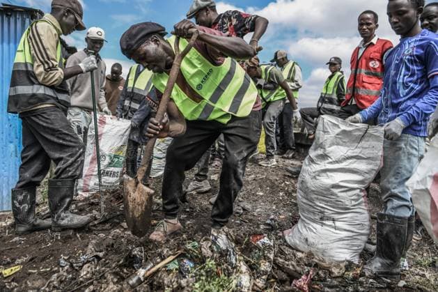 World Cleanup Day event in Kenya NAIROBI, KENYA - SEPTEMBER 19: Participants collect waste consisting of plastic, metal and glass as part of World Cleanup Day activities to raise awareness of environmental and marine pollution in Kibera, one of Africa s largest informal settlements in Nairobi, Kenya, on September 19, 2026. Gerald Anderson Anadolu Nairobi Kenya. Editorial use only. Please get in touch for any other usage.  Copyright: x2026xAnadoluxGeraldxAndersonx
