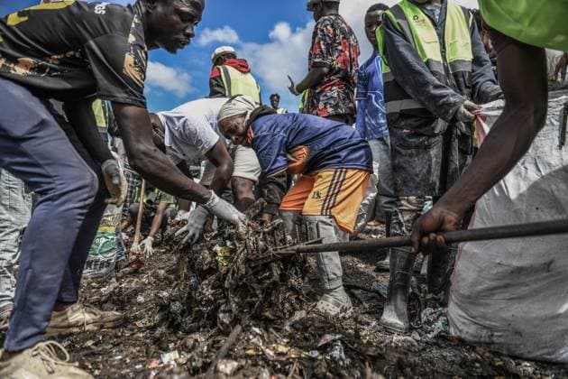 World Cleanup Day event in Kenya NAIROBI, KENYA - SEPTEMBER 19: Participants collect waste consisting of plastic, metal and glass as part of World Cleanup Day activities to raise awareness of environmental and marine pollution in Kibera, one of Africa s largest informal settlements in Nairobi, Kenya, on September 19, 2026. Gerald Anderson Anadolu Nairobi Kenya. Editorial use only. Please get in touch for any other usage.  Copyright: x2026xAnadoluxGeraldxAndersonx