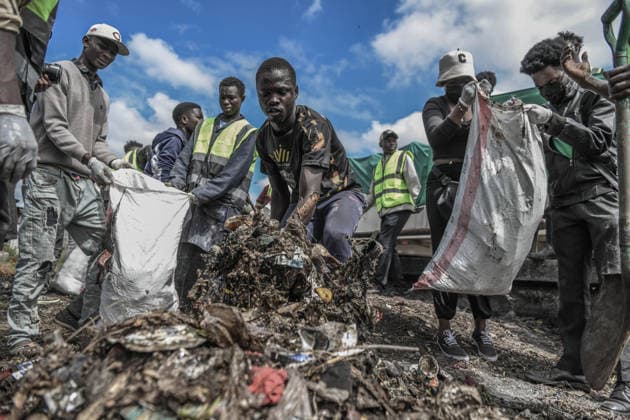 World Cleanup Day event in Kenya NAIROBI, KENYA - SEPTEMBER 19: Participants collect waste consisting of plastic, metal and glass as part of World Cleanup Day activities to raise awareness of environmental and marine pollution in Kibera, one of Africa s largest informal settlements in Nairobi, Kenya, on September 19, 2026. Gerald Anderson Anadolu Nairobi Kenya. Editorial use only. Please get in touch for any other usage.  Copyright: x2026xAnadoluxGeraldxAndersonx