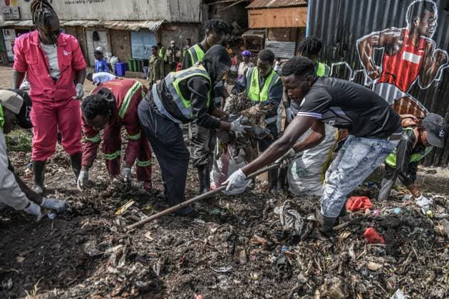 World Cleanup Day event in Kenya NAIROBI, KENYA - SEPTEMBER 19: Participants collect waste consisting of plastic, metal and glass as part of World Cleanup Day activities to raise awareness of environmental and marine pollution in Kibera, one of Africa s largest informal settlements in Nairobi, Kenya, on September 19, 2026. Gerald Anderson Anadolu Nairobi Kenya. Editorial use only. Please get in touch for any other usage.  Copyright: x2026xAnadoluxGeraldxAndersonx