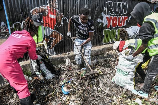 World Cleanup Day event in Kenya NAIROBI, KENYA - SEPTEMBER 19: Participants collect waste consisting of plastic, metal and glass as part of World Cleanup Day activities to raise awareness of environmental and marine pollution in Kibera, one of Africa s largest informal settlements in Nairobi, Kenya, on September 19, 2026. Gerald Anderson Anadolu Nairobi Kenya. Editorial use only. Please get in touch for any other usage.  Copyright: x2026xAnadoluxGeraldxAndersonx