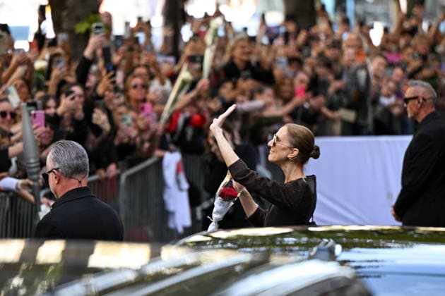Céline Dion was cheered by her fans as she left the Royal Monceau hotel in Paris, before heading to the Plenitude Arena at Paris La Défense for her fourth concert date on September 19, 2026. Lionel Urman Bestimage Céline Dion is cheered by fans as she leaves the Royal Monceau Hotel in Paris, before heading to the Plenitude Arena at Paris La Défense for her fourth concert date on September 19, 2026, Paris, France  Copyright: xLIONELxURMANxx xBESTIMAGExLIONELxURMANxx xBESTIMAGEx
