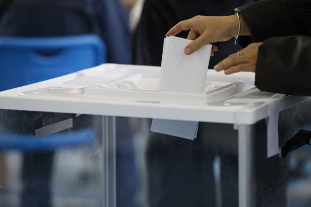 Russians set to elect 450 State Duma members in 3-day election MOSCOW, RUSSIA - SEPTEMBER 19: People vote in Russia s parliamentary election at a polling station in Moscow, Russia, on September 19, 2026. Russian voters will begin voting early Friday to elect the 450 members of the State Duma, the lower house of parliament, in a three-day election that also includes regional and local contests across the country. The Sept. 18-20 vote will determine the ninth convocation of the State Duma, with parliamentary elections being held for the first time since the beginning of the Ukraine conflict in February 2022. Yulia Morozova Anadolu Moscow Russia. Editorial use only. Please get in touch for any other usage.  Copyright: x2026xAnadoluxYuliaxMorozovax