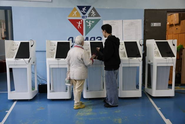 Russians set to elect 450 State Duma members in 3-day election MOSCOW, RUSSIA - SEPTEMBER 19: People vote in Russia s parliamentary election at a polling station in Moscow, Russia, on September 19, 2026. Russian voters will begin voting early Friday to elect the 450 members of the State Duma, the lower house of parliament, in a three-day election that also includes regional and local contests across the country. The Sept. 18-20 vote will determine the ninth convocation of the State Duma, with parliamentary elections being held for the first time since the beginning of the Ukraine conflict in February 2022. Yulia Morozova Anadolu Moscow Russia. Editorial use only. Please get in touch for any other usage.  Copyright: x2026xAnadoluxYuliaxMorozovax