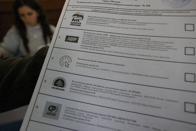Russians set to elect 450 State Duma members in 3-day election MOSCOW, RUSSIA - SEPTEMBER 19: People vote in Russia s parliamentary election at a polling station in Moscow, Russia, on September 19, 2026. Russian voters will begin voting early Friday to elect the 450 members of the State Duma, the lower house of parliament, in a three-day election that also includes regional and local contests across the country. The Sept. 18-20 vote will determine the ninth convocation of the State Duma, with parliamentary elections being held for the first time since the beginning of the Ukraine conflict in February 2022. Yulia Morozova Anadolu Moscow Russia. Editorial use only. Please get in touch for any other usage.  Copyright: x2026xAnadoluxYuliaxMorozovax