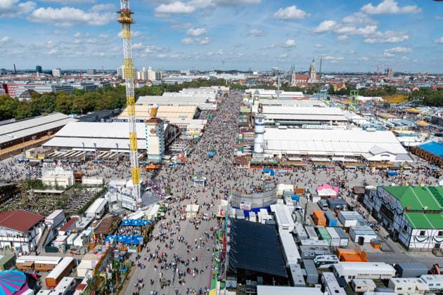 Oktoberfest 2026, Überblick vom Riesenrad über die Festzelte der Brauereien bis zur Paulskirche, Wiesn-Start bei strahlendem Sonnenschein und Temperaturen bis 24 Grad, bestes Wiesnwetter, röffnungstag, 19. September 2026 Deutschland, München, 19. September 2026, Oktoberfest 2026, Überblick vom Riesenrad über die Festzelte der Brauereien bis zur Paulskirche, Wiesn-Start bei strahlendem Sonnenschein und Temperaturen bis 24 Grad, Samstagmittag um 13:15 Uhr, blauer Himmel, bestes Wiesnwetter, typisch bayerisch, Volksfest, Bayern,
