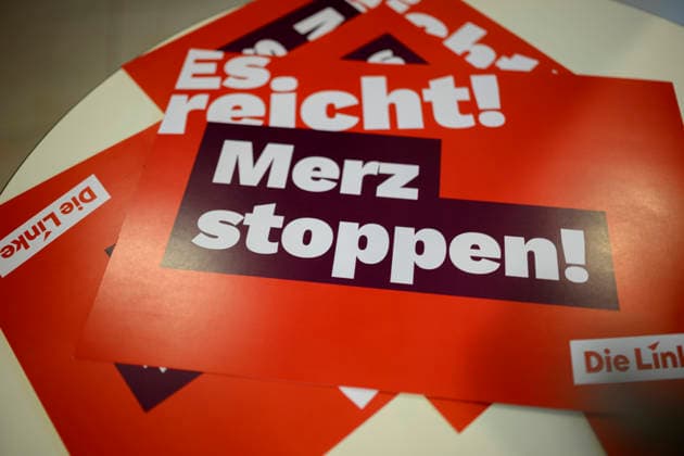 Feature, Plakat Merz stoppen es reicht ! , am 19.09.2026 Die Linke NRW Landesparteitag, vom 19.09. - 20.09.2026 in Mülheim an der Ruhr Deutschland. Stadthalle