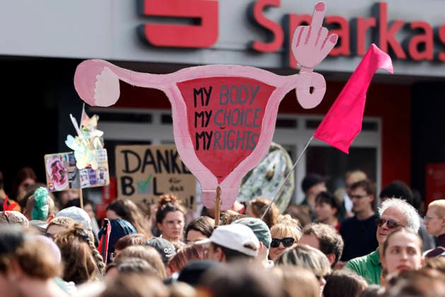 Eine linke Gegendemo mit Beteiligung linksextremistischer Gruppen demonstriert gegen den vierten Marsch für das Leben in Köln. Ein Demonstrant zeigt ein Schild in der Form eines Uterus mit dem Spruch My Body, My Choice, My Rights . Der Marsch für das Leben ist eine Demonstration der Lebensrechtsbewegung - Veranstalter ist der Bundesverband Lebensrecht. Man demonstriert gegen Schwangerschaftsabbrüche und Praktiken der Sterbehilfe, Geschäfte mit Leihmutterschaft und Präimplantationsdiagnostik. Köln, 19.09.2026 NRW Deutschland Copyright: xChristophxHardtx