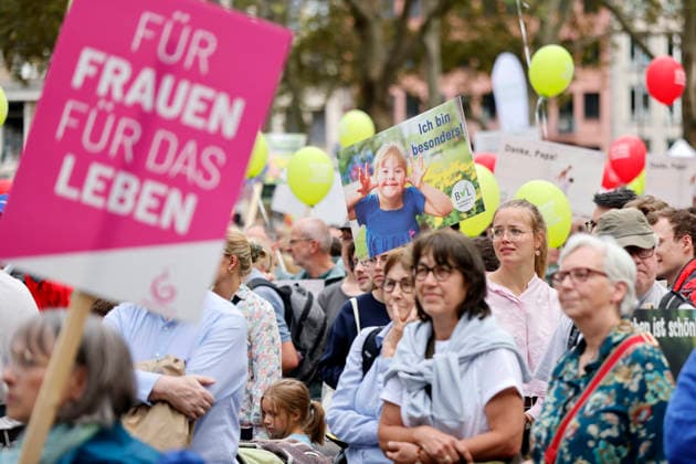 Demonstranten beim vierten Marsch für das Leben in Köln. Ein Demonstrant zeigt ein Schild mit dem Spruch Ich bin besonders! Der Marsch für das Leben ist eine Demonstration der Lebensrechtsbewegung - Veranstalter ist der Bundesverband Lebensrecht. Man demonstriert gegen Schwangerschaftsabbrüche und Praktiken der Sterbehilfe, Geschäfte mit Leihmutterschaft und Präimplantationsdiagnostik. Köln, 19.09.2026 NRW Deutschland Copyright: xChristophxHardtx