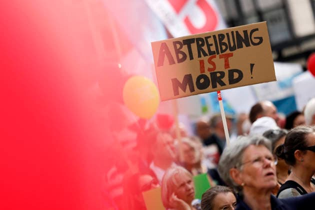 Demonstranten beim vierten Marsch für das Leben in Köln. Ein Demonstrant zeigt ein Schild mit dem Spruch Abtreibung ist Mord . Der Marsch für das Leben ist eine Demonstration der Lebensrechtsbewegung - Veranstalter ist der Bundesverband Lebensrecht. Man demonstriert gegen Schwangerschaftsabbrüche und Praktiken der Sterbehilfe, Stammzellforschung, Geschäfte mit Leihmutterschaft und Präimplantationsdiagnostik. Köln, 19.09.2026 NRW Deutschland Copyright: xChristophxHardtx