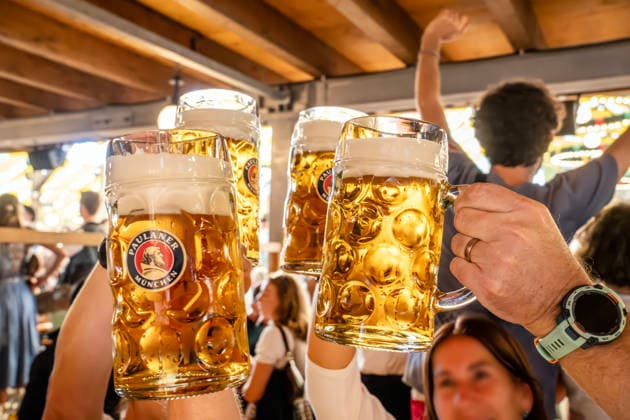Oktoberfest 2026, Wiesnbesucher stoßen mit ihrer Maß Bier an, Paulananer Bier, Paulaner Festzelt, München, 19. September 2026 Deutschland, München, 19. September 2026, Oktoberfest 2026, Wiesnbesucher stoßen mit ihrer Maß Bier an,Paulaner Bier, gute Stimmung im Paulaner Festzelt von Festwirt Lorenz Stiftl, die Wiesn 2026 beginnt am 19. September und dauert bis zum 4. Oktober 2026, Volksfest, Theresienwiese, bayerisch, Bayern