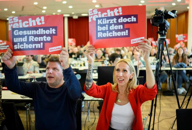 (l-r) Sebastian Merkens (Landesgeschäftsführer und Spitzenkandidat) und Alexandra Mehdi (Spitzenkandidatin Landtagswahl NRW 2027) halten Plakate hoch Gesundheit und Rente Sichern ! und Kürzt doch bei den Reichen ! , Es reicht, am 19.09.2026 Die Linke NRW Landesparteitag, vom 19.09. - 20.09.2026 in Mülheim an der Ruhr Deutschland. Stadthalle