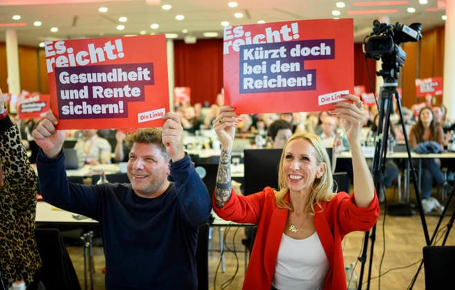 (l-r) Sebastian Merkens (Landesgeschäftsführer und Spitzenkandidat) und Alexandra Mehdi (Spitzenkandidatin Landtagswahl NRW 2027) halten Plakate hoch Gesundheit und Rente Sichern ! und Kürzt doch bei den Reichen ! , Es reicht, am 19.09.2026 Die Linke NRW Landesparteitag, vom 19.09. - 20.09.2026 in Mülheim an der Ruhr Deutschland. Stadthalle