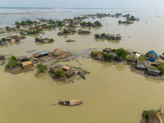Flood-hit families struggle as waters recede in Rajshahi RAJSHAHI, BANGLADESH, SEPTEMBER 19, 2026: Flood-affected residents shelter with their cattle along the Rajshahi city protection embankment as waters begin to recede in Middle Char. Families displaced or affected by flooding continue to face shortages of food, safe drinking water and livestock feed, while some residents remain in partially submerged homes. Local authorities have been distributing food and other assistance to affected families in the area. Rajshahi Bangladesh Copyright: x xBipulxAhmedx xJNAxPressx