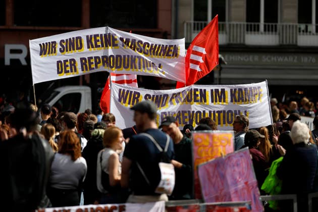 Eine linke Gegendemo mit Beteiligung linksextremistischer Gruppen demonstriert gegen den vierten Marsch für das Leben in Köln. Demonstranten zeigen Banner mit Sprüchen wie Wir sind keine Maschinen der Reproduktion . und Wir sind Frauen im Kampf für die Revolution. Der Marsch für das Leben ist eine Demonstration der Lebensrechtsbewegung - Veranstalter ist der Bundesverband Lebensrecht. Man demonstriert gegen Schwangerschaftsabbrüche und Praktiken der Sterbehilfe, Geschäfte mit Leihmutterschaft und Präimplantationsdiagnostik. Köln, 19.09.2026 NRW Deutschland Copyright: xChristophxHardtx