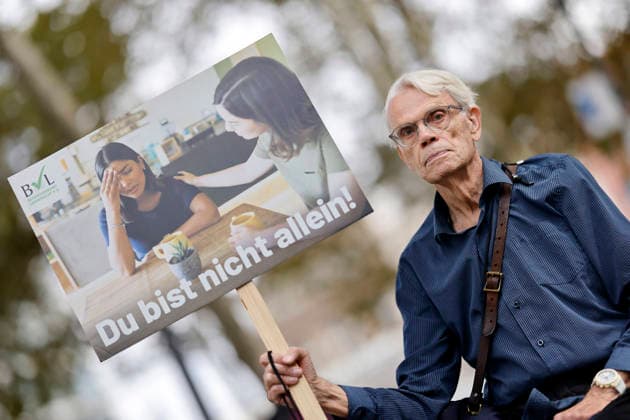 Demonstranten beim vierten Marsch für das Leben in Köln. Ein Demonstrant zeigt ein Schild mit einer offenbar durch Schwangerschaft überforderten Frau und dem Spruch Du bist nicht allein! . Der Marsch für das Leben ist eine Demonstration der Lebensrechtsbewegung - Veranstalter ist der Bundesverband Lebensrecht. Man demonstriert gegen Schwangerschaftsabbrüche und Praktiken der Sterbehilfe, Stammzellforschung, Geschäfte mit Leihmutterschaft und Präimplantationsdiagnostik. Köln, 19.09.2026 NRW Deutschland Copyright: xChristophxHardtx