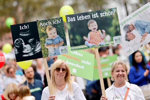 Demonstranten beim vierten Marsch für das Leben in Köln. Demonstranten zeigen Schilder mit Kleinkindern und Sprüchen wie Ich! Auch ich! und Das Leben ist schön! . Der Marsch für das Leben ist eine Demonstration der Lebensrechtsbewegung - Veranstalter ist der Bundesverband Lebensrecht. Man demonstriert gegen Schwangerschaftsabbrüche und Praktiken der Sterbehilfe, Stammzellforschung, Geschäfte mit Leihmutterschaft und Präimplantationsdiagnostik. Köln, 19.09.2026 NRW Deutschland Copyright: xChristophxHardtx