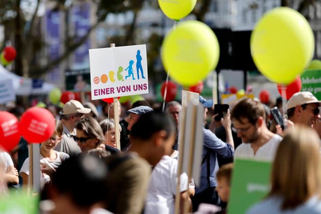 Demonstranten beim vierten Marsch für das Leben in Köln. Ein Demonstrant zeigt ein Schild mit abgebildeten Eizellen und dem Spruch Einer von uns . Der Marsch für das Leben ist eine Demonstration der Lebensrechtsbewegung - Veranstalter ist der Bundesverband Lebensrecht. Man demonstriert gegen Schwangerschaftsabbrüche und Praktiken der Sterbehilfe, Stammzellforschung, Geschäfte mit Leihmutterschaft und Präimplantationsdiagnostik. Köln, 19.09.2026 NRW Deutschland Copyright: xChristophxHardtx