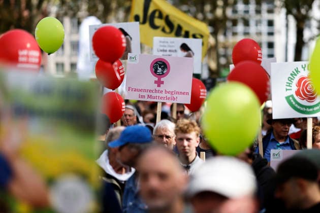 Demonstranten beim vierten Marsch für das Leben in Köln. Ein Demonstrant zeigt ein Schild mit dem Spruch Frauenrechte beginnen im Mutterleib . Der Marsch für das Leben ist eine Demonstration der Lebensrechtsbewegung - Veranstalter ist der Bundesverband Lebensrecht. Man demonstriert gegen Schwangerschaftsabbrüche und Praktiken der Sterbehilfe, Stammzellforschung, Geschäfte mit Leihmutterschaft und Präimplantationsdiagnostik. Köln, 19.09.2026 NRW Deutschland Copyright: xChristophxHardtx