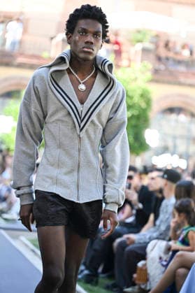 Apo Biyeyemete - Mercedes Benz Fashion Week Madrid, Spain - 19 Sep 2026 A model parades with Apo Biyeyemete a design during the Mercedes Benz Fashion Week Madrid at Cibeles Palace in Madrid. Madrid Spain Copyright: xAtilanoxGarciax xSOPAxImagesx PHOTO08814