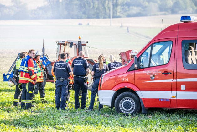 Brand auf Hofgelände bei Grosselfingen Hühner getötet, Eine große schwarze Rauchsäule ist bei einem Brand auf einem Aussiedlerhof an der K 7164 Hinter dem Weiher bei Grosselfingen weithin sichtbar. Nach ersten Informationen der Polizei kamen bei dem Feuer Hühner ums Leben. Über das Schicksal weiterer Tiere sowie mögliche Verletzte unter den Menschen liegen zunächst keine Informationen vor. Grosselfingen Baden-Württemberg Deutschland Grosselfingen