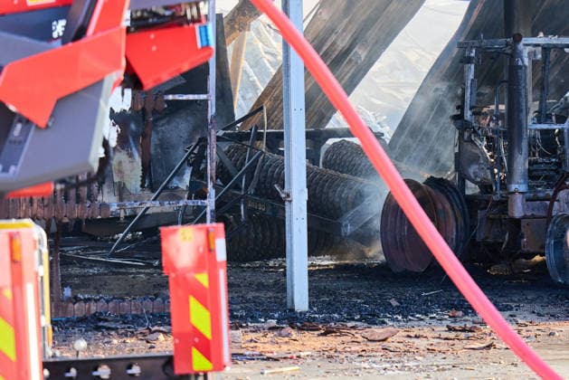 Brand auf Hofgelände bei Grosselfingen Hühner getötet, Eine große schwarze Rauchsäule ist bei einem Brand auf einem Aussiedlerhof an der K 7164 Hinter dem Weiher bei Grosselfingen weithin sichtbar. Nach ersten Informationen der Polizei kamen bei dem Feuer Hühner ums Leben. Über das Schicksal weiterer Tiere sowie mögliche Verletzte unter den Menschen liegen zunächst keine Informationen vor. Grosselfingen Baden-Württemberg Deutschland Grosselfingen