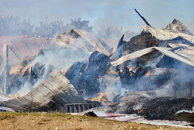 Brand auf Hofgelände bei Grosselfingen Hühner getötet, Eine große schwarze Rauchsäule ist bei einem Brand auf einem Aussiedlerhof an der K 7164 Hinter dem Weiher bei Grosselfingen weithin sichtbar. Nach ersten Informationen der Polizei kamen bei dem Feuer Hühner ums Leben. Über das Schicksal weiterer Tiere sowie mögliche Verletzte unter den Menschen liegen zunächst keine Informationen vor. Grosselfingen Baden-Württemberg Deutschland Grosselfingen