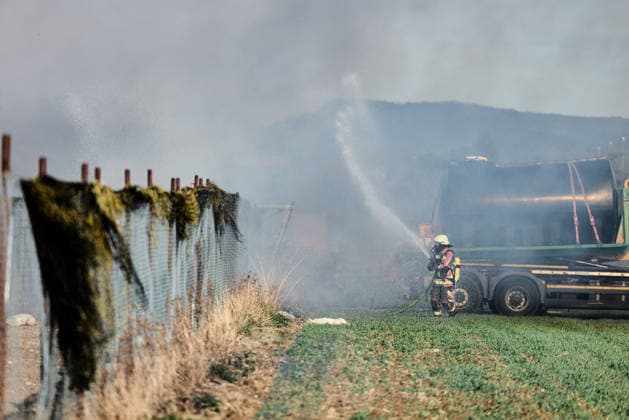 Brand auf Hofgelände bei Grosselfingen Hühner getötet, Eine große schwarze Rauchsäule ist bei einem Brand auf einem Aussiedlerhof an der K 7164 Hinter dem Weiher bei Grosselfingen weithin sichtbar. Nach ersten Informationen der Polizei kamen bei dem Feuer Hühner ums Leben. Über das Schicksal weiterer Tiere sowie mögliche Verletzte unter den Menschen liegen zunächst keine Informationen vor. Grosselfingen Baden-Württemberg Deutschland Grosselfingen