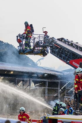Brand auf Hofgelände bei Grosselfingen Hühner getötet, Eine große schwarze Rauchsäule ist bei einem Brand auf einem Aussiedlerhof an der K 7164 Hinter dem Weiher bei Grosselfingen weithin sichtbar. Nach ersten Informationen der Polizei kamen bei dem Feuer Hühner ums Leben. Über das Schicksal weiterer Tiere sowie mögliche Verletzte unter den Menschen liegen zunächst keine Informationen vor. Grosselfingen Baden-Württemberg Deutschland Grosselfingen