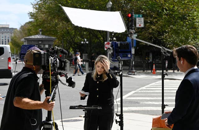 CNN denied access to White House after Trump said he s banning the network CNN reporter Betsy Klein reports from outside the White House after her press pass was seized on September 19, 2026 in Washington, DC. MS NOW and Politico were also denied access after US President Donald Trump said Friday he was banning the news organizations. Photo by Olivier Douliery ABACAPRESS.COM Washington DC United States  Copyright: xDoulieryxOlivier ABACAx
