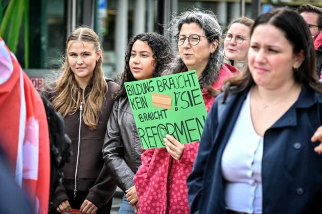 PISA-Schock - Bildungskrise 2026 - genug geredet. Bildungswende jetzt! - Demo der Bezirksschüler*innenvertretung (BSV) und der GEW Bochum in Bochum ** NUR FÜR REDAKTIONELLE ZWECKE ** EDITORIAL USE ONLY **<p> PISA-Schock - Bildungskrise 2026 - genug geredet. Bildungswende jetzt! - Demo der Bezirksschüler*innenvertretung (BSV) und der GEW Bochum am Samstag den 19.9.2026 in Bochum Mitte. Deutschland NRW Bochum Copyright: UwexMöller
