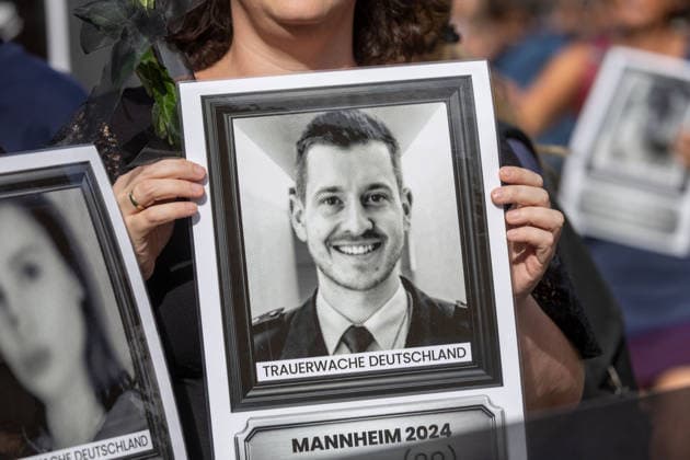 Frankfurt: Gedenkkundgebung und Trauermarsch zum gemeinsamen Erinnern an Menschen, die seit 2015 durch Gewalttaten ums Leben gekommen sind - insbesondere infolge von Attentaten, Anschlägen oder schweren Gewalttaten im Zusammenhang mit Schutzsuchenden