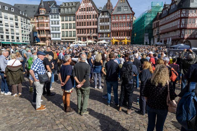 Frankfurt: Gedenkkundgebung und Trauermarsch zum gemeinsamen Erinnern an Menschen, die seit 2015 durch Gewalttaten ums Leben gekommen sind - insbesondere infolge von Attentaten, Anschlägen oder schweren Gewalttaten im Zusammenhang mit Schutzsuchenden