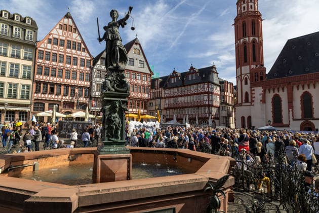 Frankfurt: Gedenkkundgebung und Trauermarsch zum gemeinsamen Erinnern an Menschen, die seit 2015 durch Gewalttaten ums Leben gekommen sind - insbesondere infolge von Attentaten, Anschlägen oder schweren Gewalttaten im Zusammenhang mit Schutzsuchenden
