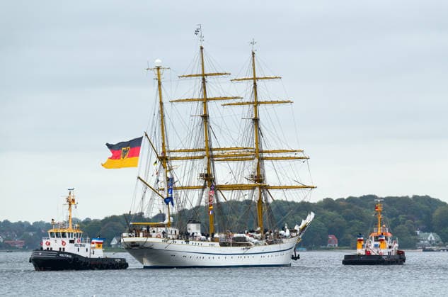 Bundesmarine - Einlaufen des Segelschulschiffes Gorch Fock in Kiel nach langer Auslandsreise Die Gorch Fock wird mit Schlepperhilfe an ihren Liegeplatz an der Gorch-Fock-Mole im Marinestützpunkt Kiel verholt Kiel Kieler Förde Schleswig-Holstein Deutschland