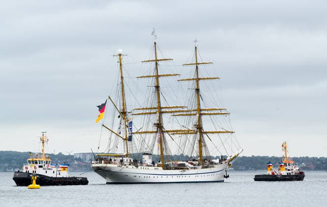 Bundesmarine - Einlaufen des Segelschulschiffes Gorch Fock in Kiel nach langer Auslandsreise Die Gorch Fock wird mit Schlepperhilfe an ihren Liegeplatz an der Gorch-Fock-Mole im Marinestützpunkt Kiel verholt Kiel Kieler Förde Schleswig-Holstein Deutschland