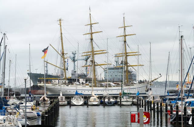 Bundesmarine - Einlaufen des Segelschulschiffes Gorch Fock in Kiel nach langer Auslandsreise Die Gorch Fock wird mit Schlepperhilfe an ihren Liegeplatz an der Gorch-Fock-Mole im Marinestützpunkt Kiel verholt Kiel Kieler Förde Schleswig-Holstein Deutschland