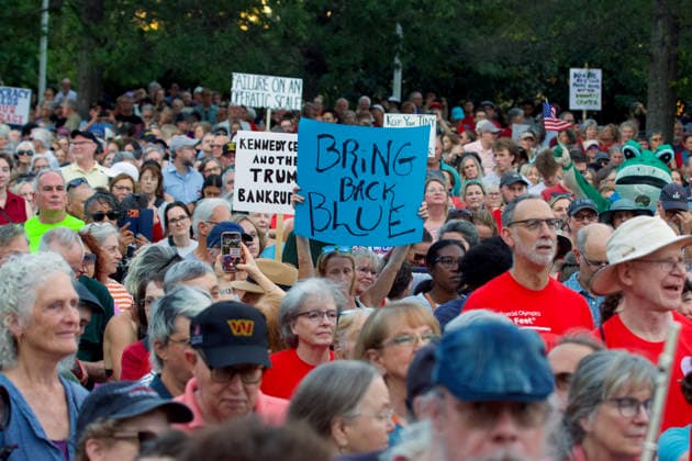 September 18, 2026, Washington, D.C, USA: Thousands of demonstrators gather outside the John F. Kennedy Center for the Performing Arts in Washington, D.C. Organized by the activist group Hands Off the Arts, the Hands Around the Kennedy Center rally drew participants to the iconic cultural venue to protest President Donald Trump s recent threats to demolish the building. Washington USA - ZUMAd225 20260918_znp_d225_007 Copyright: xZoraidaxDiazx