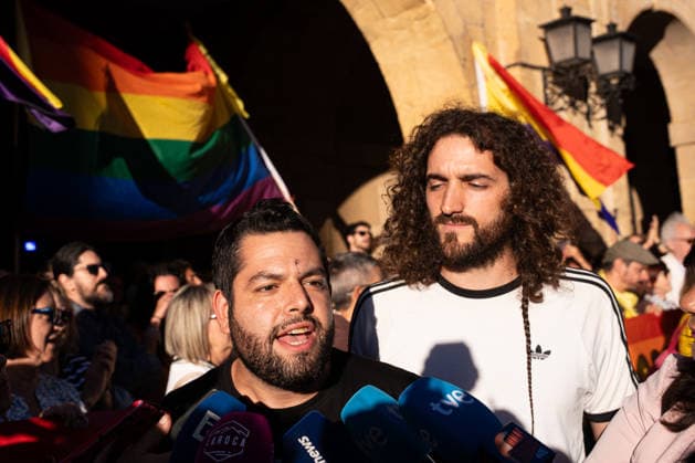 Protest against attacks on activists during the San Mateo Festival in Oviedo. The activists who were attacked, Rubén Rosón and Jorge Fernández, during a demonstration protesting the assault suffered by activists during the San Mateo Festival, in the Town Hall Square, on September 19, 2026, in Oviedo, Asturias, Spain. The assault took place in Oviedo’s Cathedral Square, where the two victims were volunteering at one of the booths set up by the organization Fiestes Populares as part of the San Mateo festivities. Oviedo’s Court of First Instance No. 3 has granted provisional release to the five young people arrested and charged with the assault. SEPTEMBER 19, 2026 PROTEST ASSAULT ON ACTIVIST Oviedo, Asturias Oviedo, Asturias, Spain Copyright: xJuanxVegax 7786560