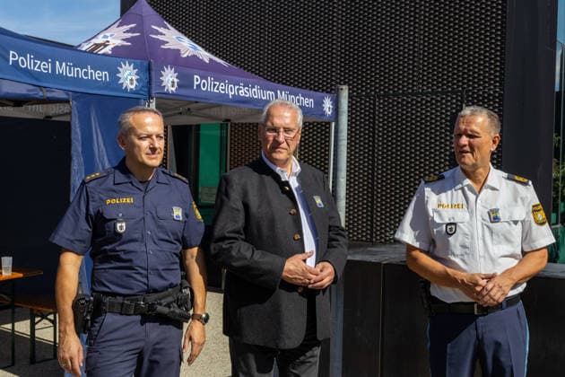 Bayerns Innenminister Joachim Herrmann spricht beim Besuch der Wiesn-Wache auf dem 191. Oktoberfest 2026. Vor Ort informiert er sich über Sicherheitslage, Polizeiarbeit und aktuelle Schutzmaßnahmen