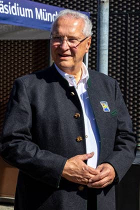 Bayerns Innenminister Joachim Herrmann spricht beim Besuch der Wiesn-Wache auf dem 191. Oktoberfest 2026. Vor Ort informiert er sich über Sicherheitslage, Polizeiarbeit und aktuelle Schutzmaßnahmen