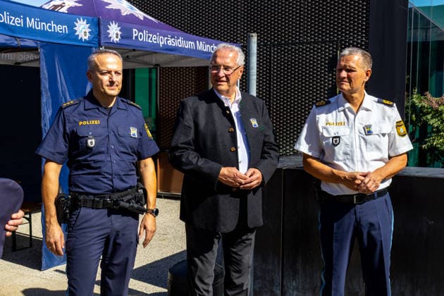Bayerns Innenminister Joachim Herrmann spricht beim Besuch der Wiesn-Wache auf dem 191. Oktoberfest 2026. Vor Ort informiert er sich über Sicherheitslage, Polizeiarbeit und aktuelle Schutzmaßnahmen