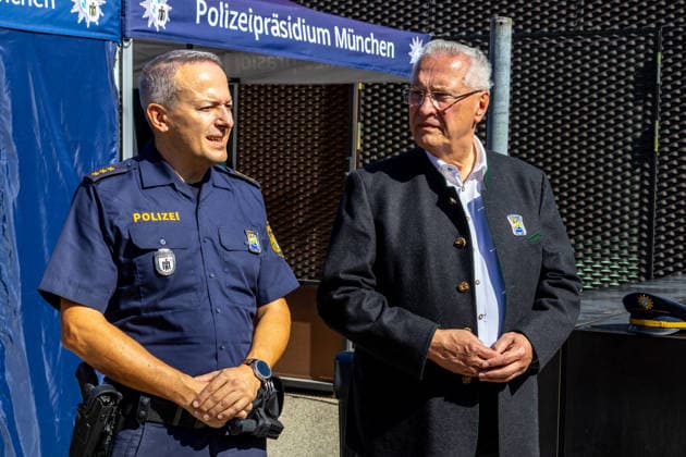 Bayerns Innenminister Joachim Herrmann spricht beim Besuch der Wiesn-Wache auf dem 191. Oktoberfest 2026. Vor Ort informiert er sich über Sicherheitslage, Polizeiarbeit und aktuelle Schutzmaßnahmen