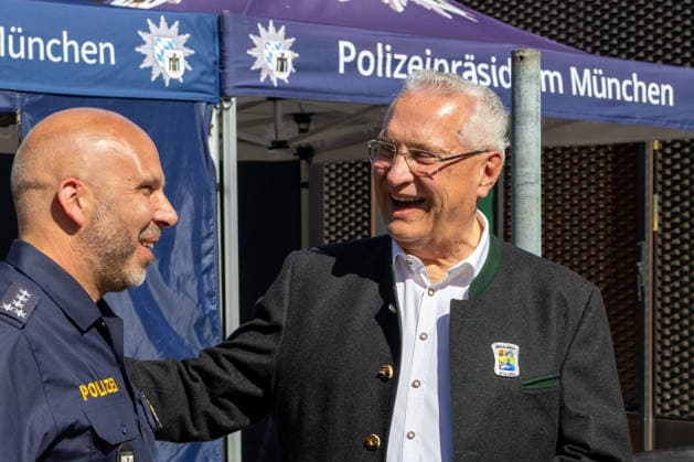 Bayerns Innenminister Joachim Herrmann spricht beim Besuch der Wiesn-Wache auf dem 191. Oktoberfest 2026. Vor Ort informiert er sich über Sicherheitslage, Polizeiarbeit und aktuelle Schutzmaßnahmen
